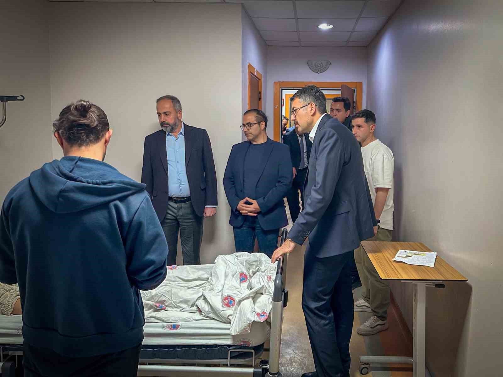 Vali Çelik trafik kazasında yaralanan vatandaşları ziyaret etti