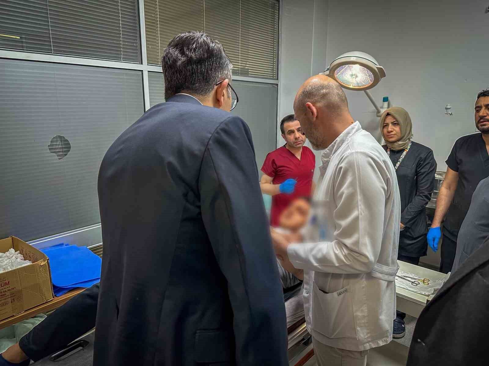 Vali Çelik trafik kazasında yaralanan vatandaşları ziyaret etti