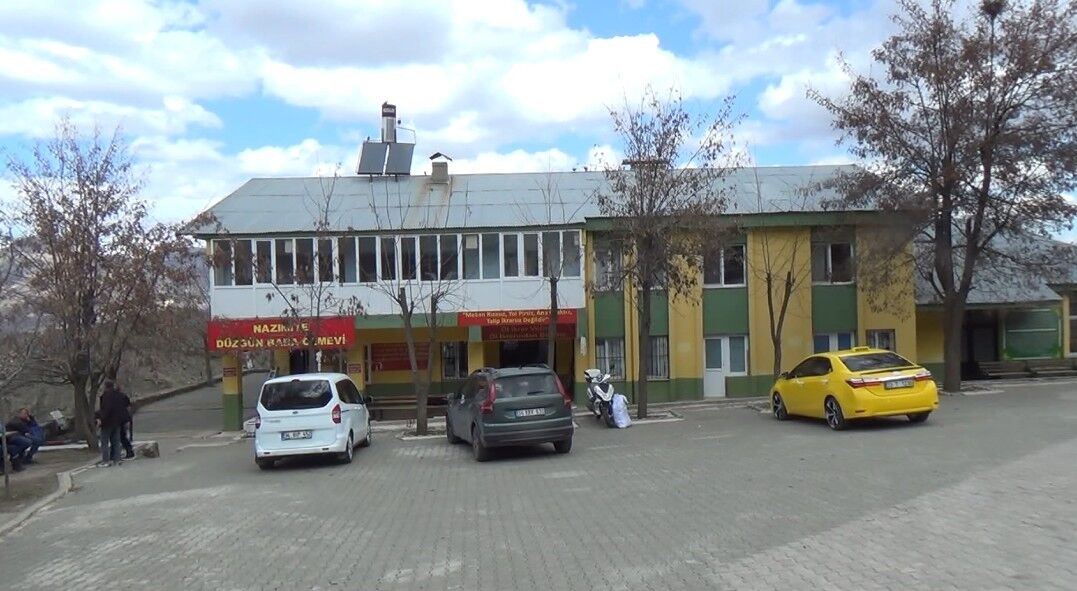 Kendisi yurt dışında ancak her yıl memleketine ağaç diktiriyor