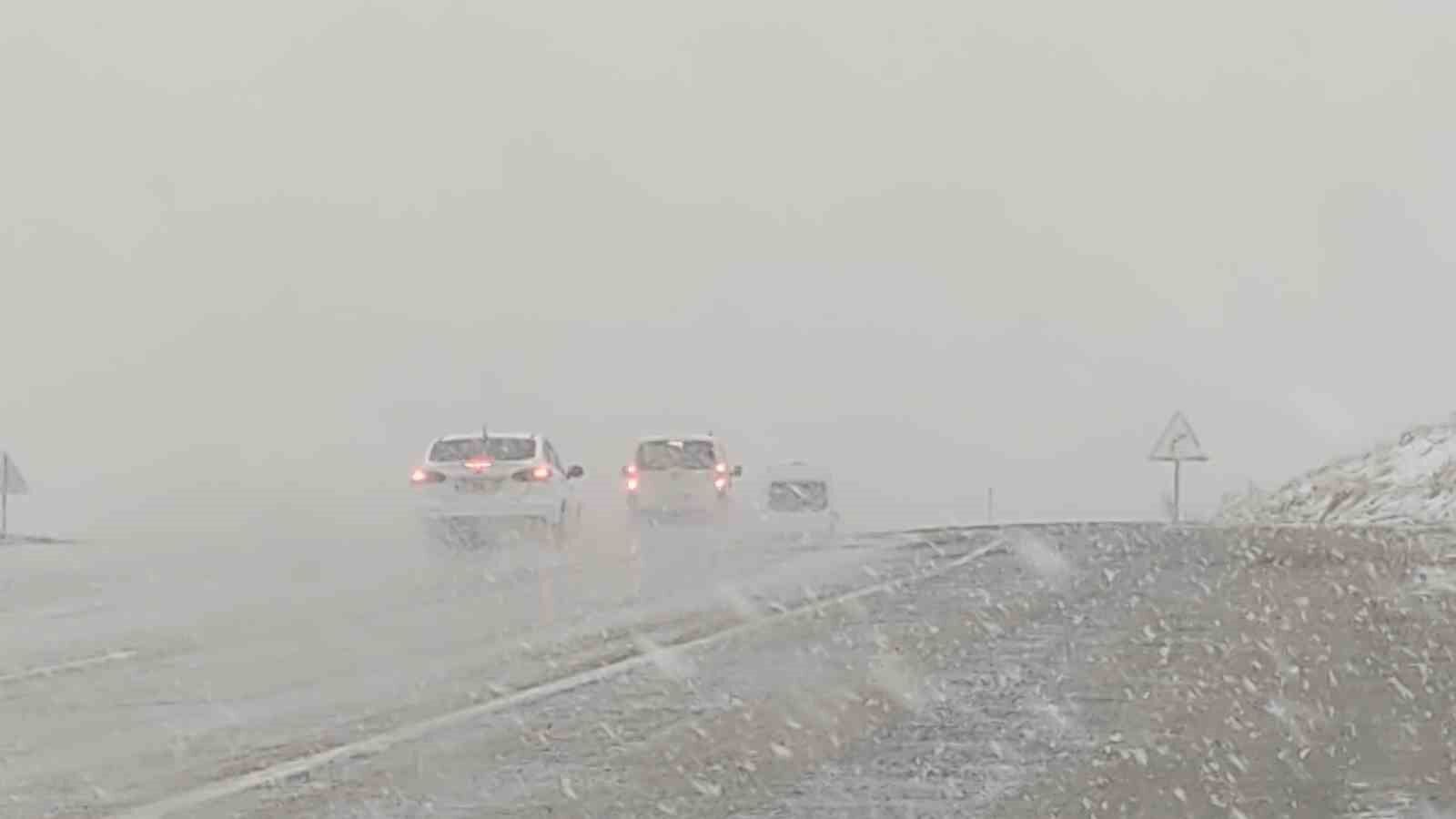 Van’da kar yağışı ve sis Kurubaş Geçidi’nde etkili oluyor