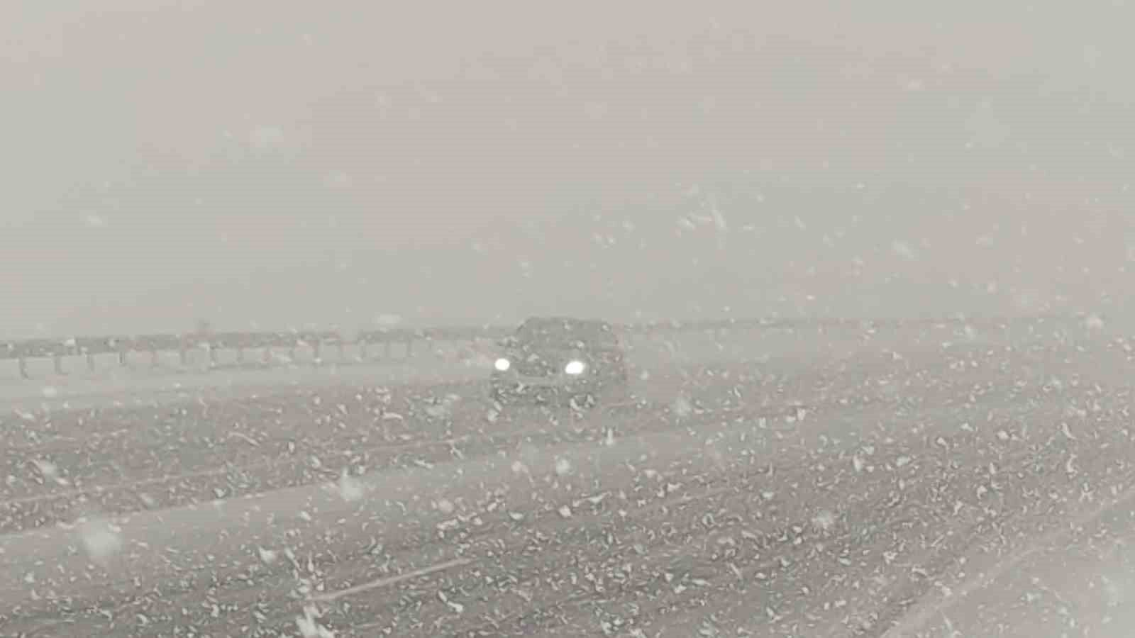 Van’da kar yağışı ve sis Kurubaş Geçidi’nde etkili oluyor