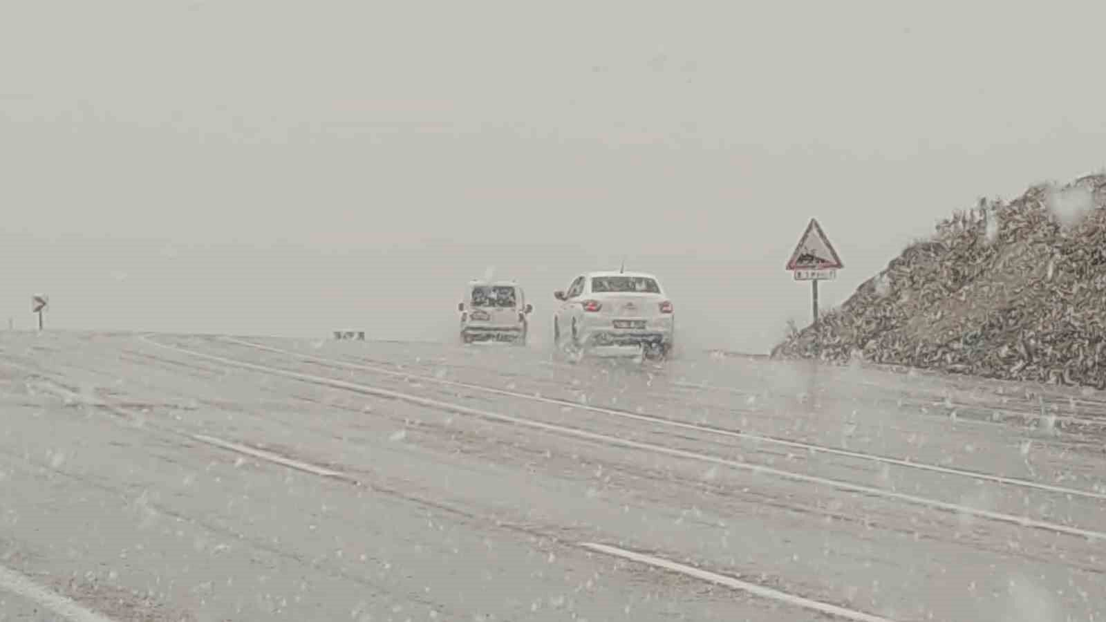 Van’da kar yağışı ve sis Kurubaş Geçidi’nde etkili oluyor