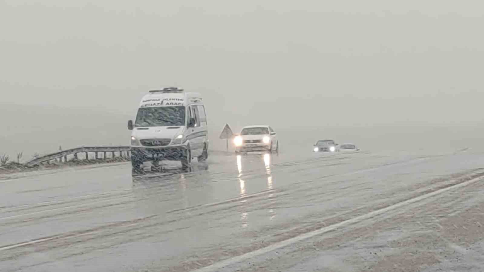 Van’da kar yağışı ve sis Kurubaş Geçidi’nde etkili oluyor
