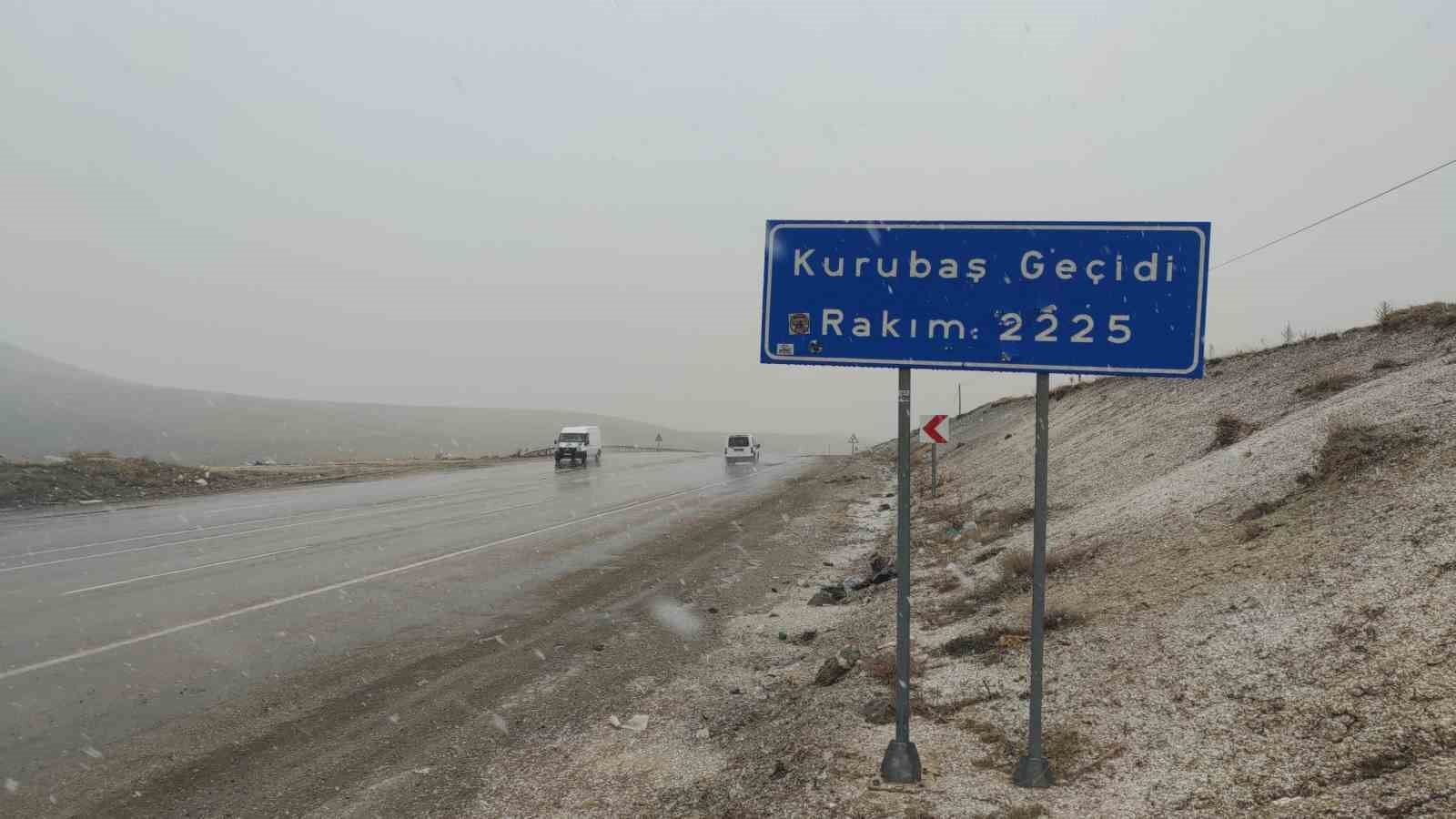 Van’da kar yağışı ve sis Kurubaş Geçidi’nde etkili oluyor