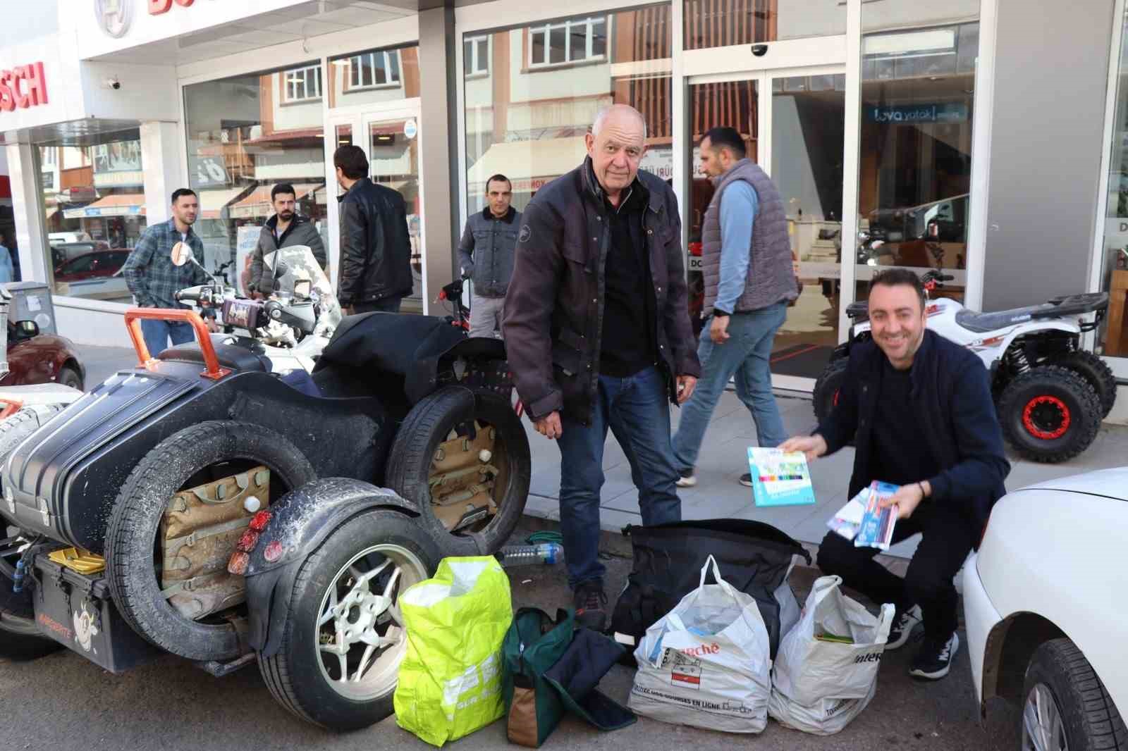 Fransa’dan motosikletiyle fakir çocuklara kalem taşıyor