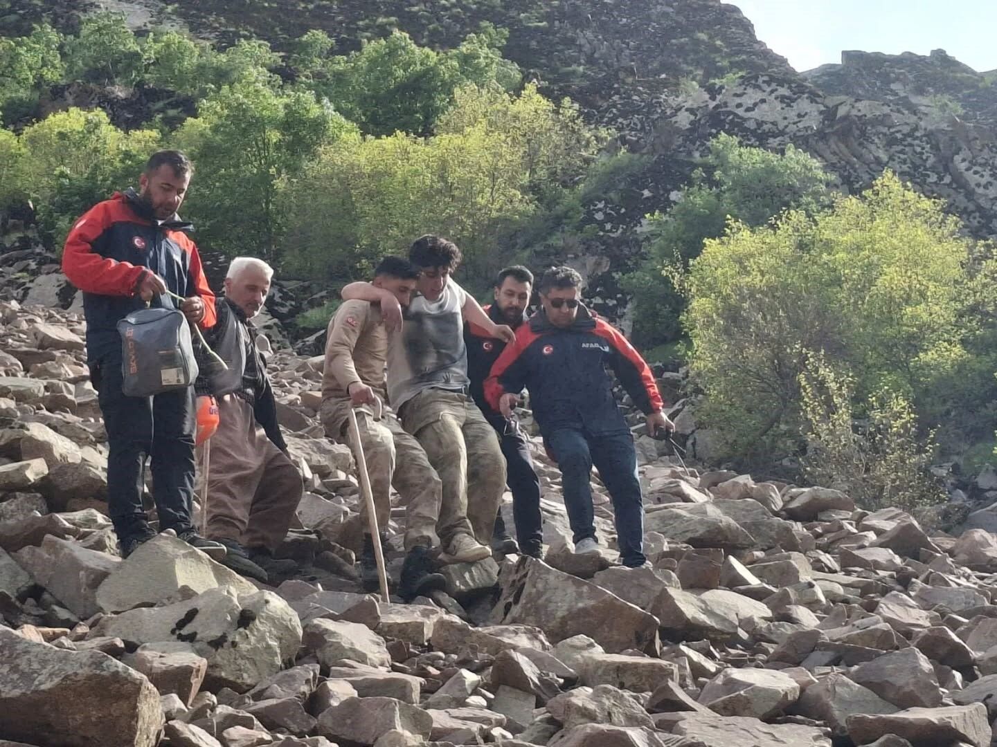Hakkari’de dağda mahsur kalan genç, AFAD tarafından kurtarıldı