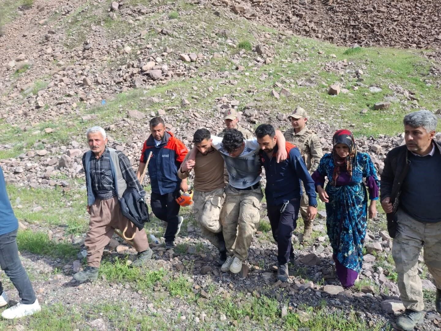 Hakkari’de dağda mahsur kalan genç, AFAD tarafından kurtarıldı