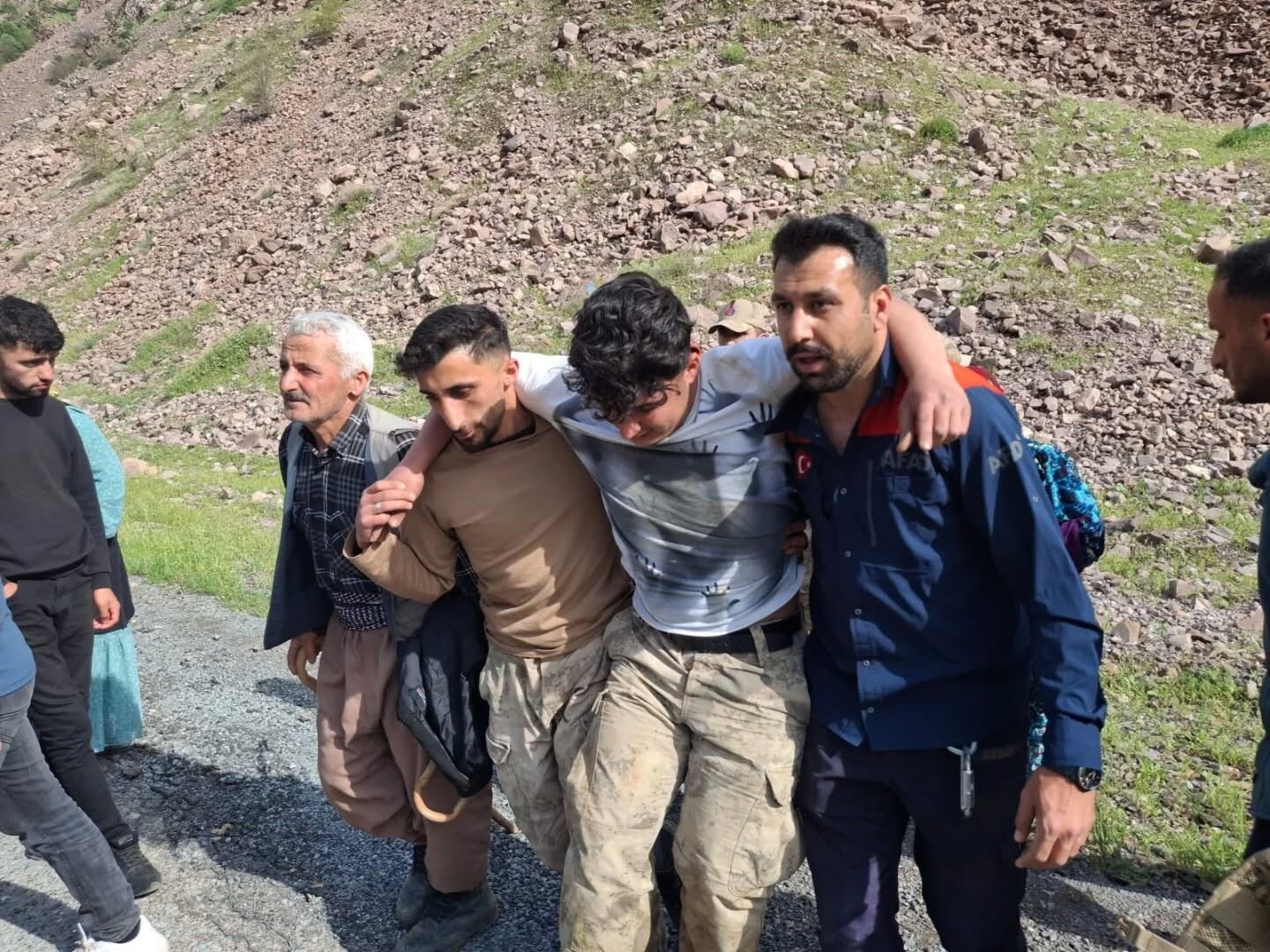 Hakkari’de dağda mahsur kalan genç, AFAD tarafından kurtarıldı