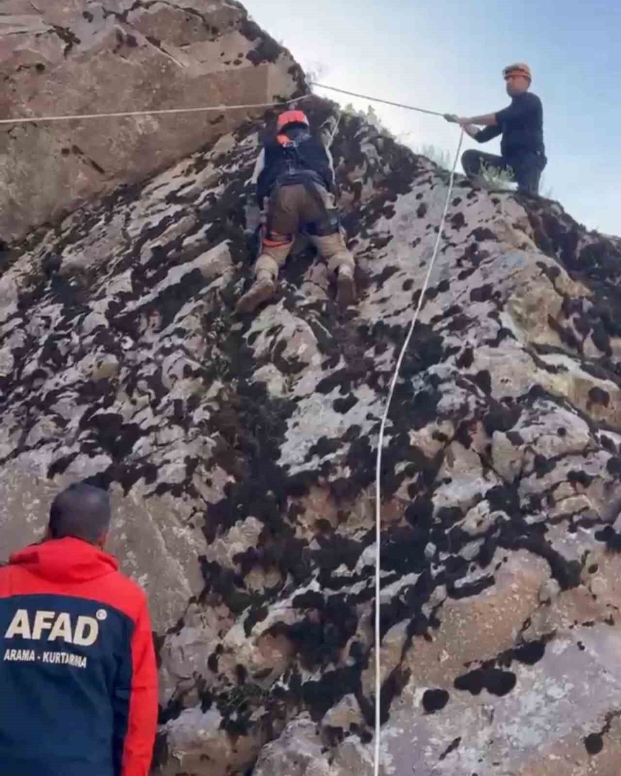 Hakkari’de dağda mahsur kalan genç, AFAD tarafından kurtarıldı