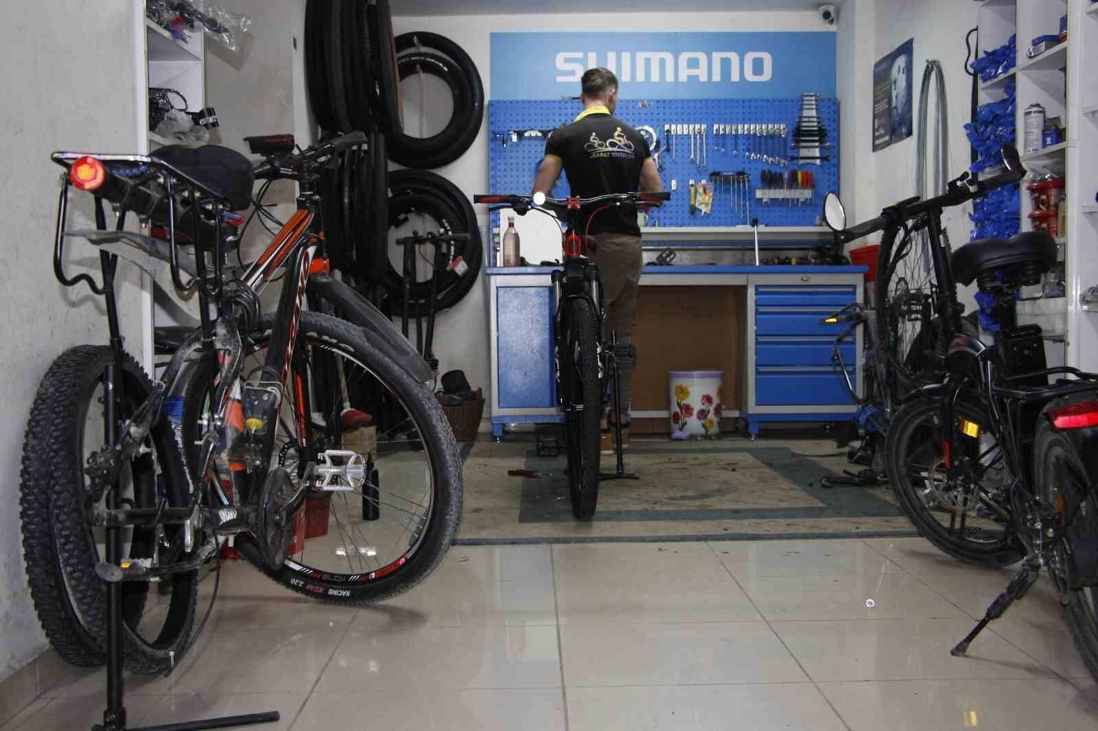 Van’da baharın gelmesiyle bisiklet tamircileri yoğun mesaiye başladı