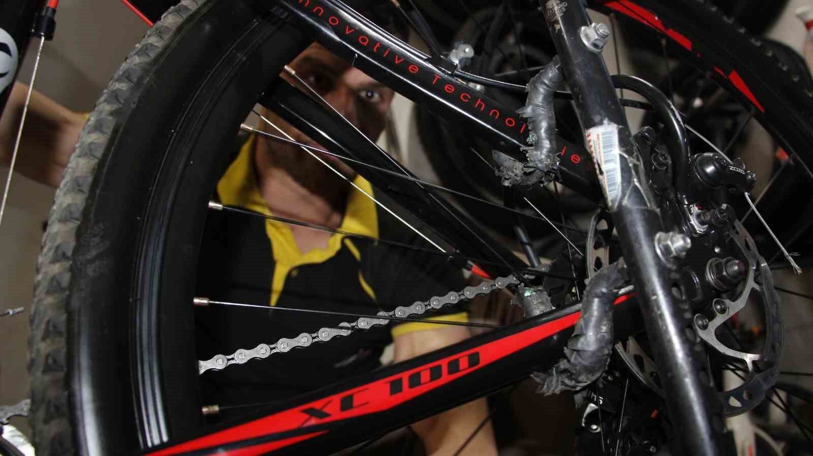 Van’da baharın gelmesiyle bisiklet tamircileri yoğun mesaiye başladı