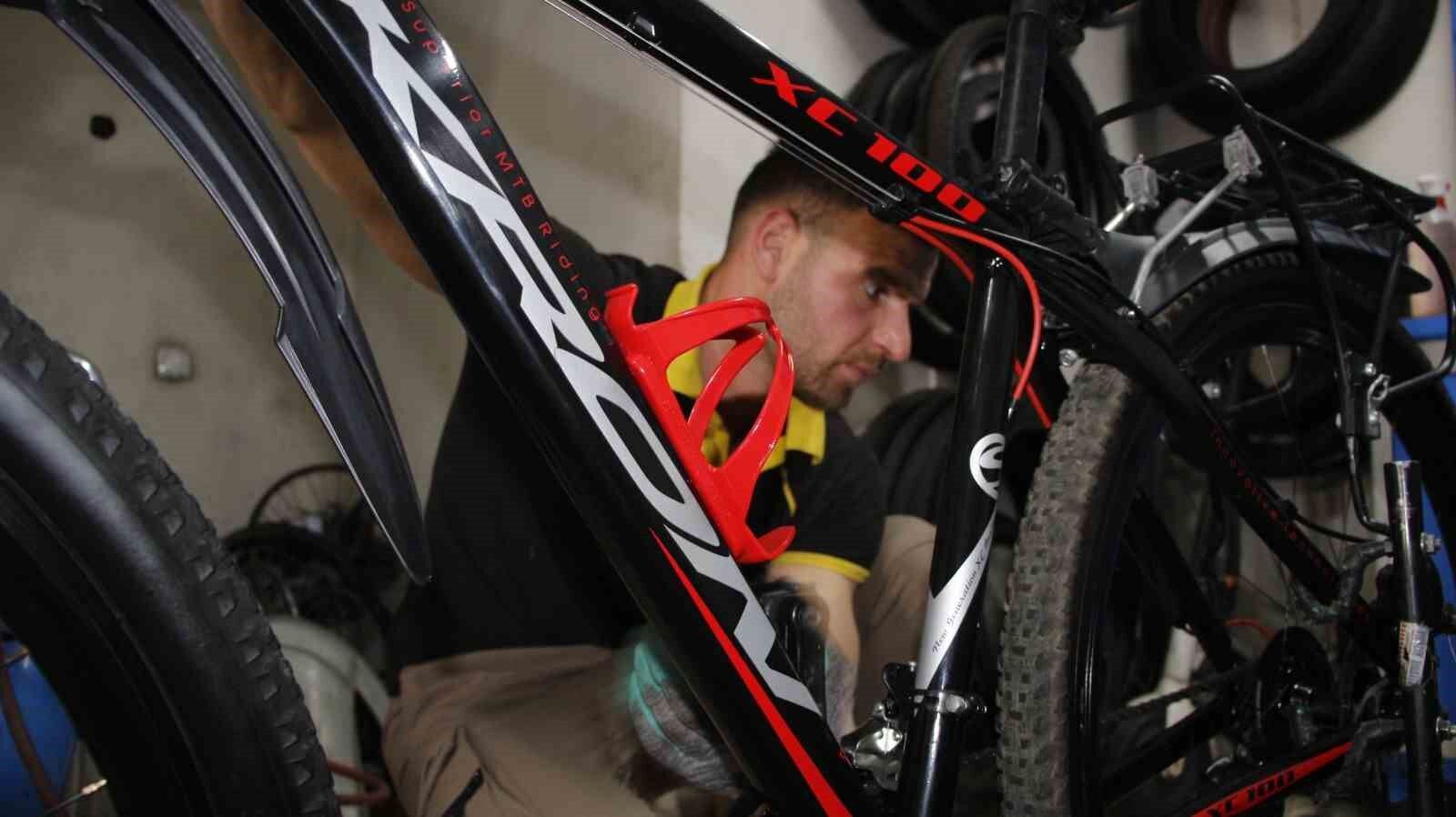 Van’da baharın gelmesiyle bisiklet tamircileri yoğun mesaiye başladı