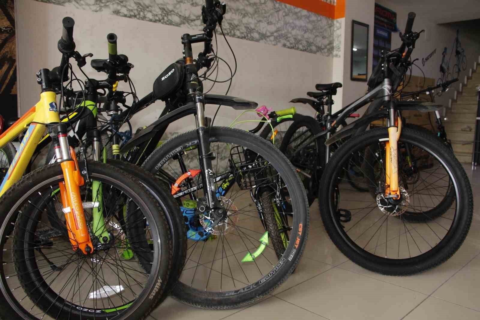 Van’da baharın gelmesiyle bisiklet tamircileri yoğun mesaiye başladı