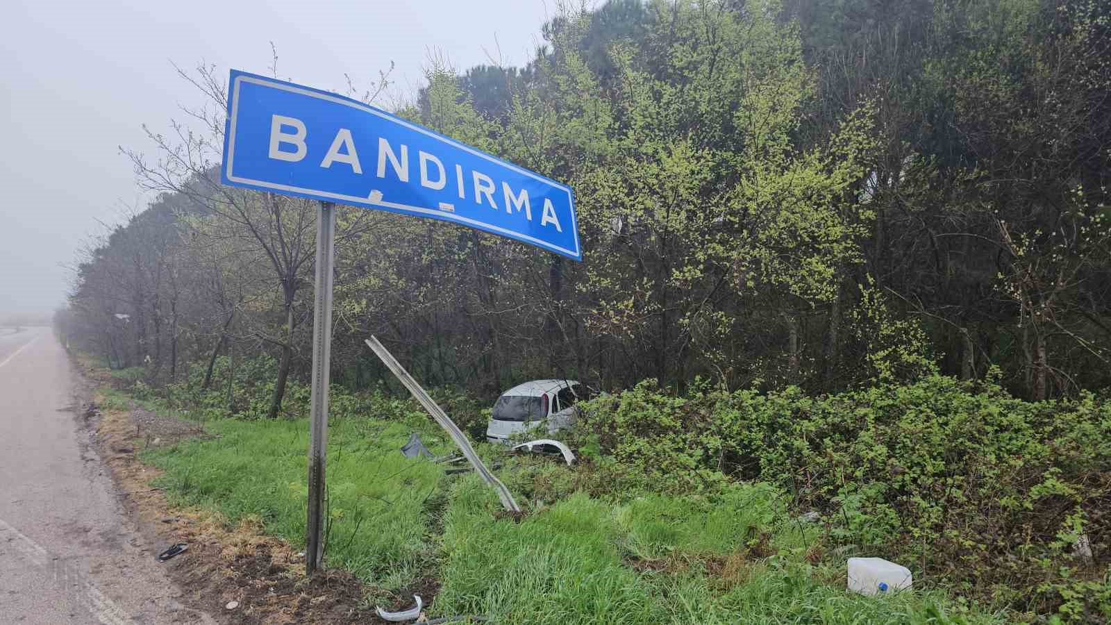 Bandırma’da kaza...Tabelaya çarptı, uçuruma yuvarlandı