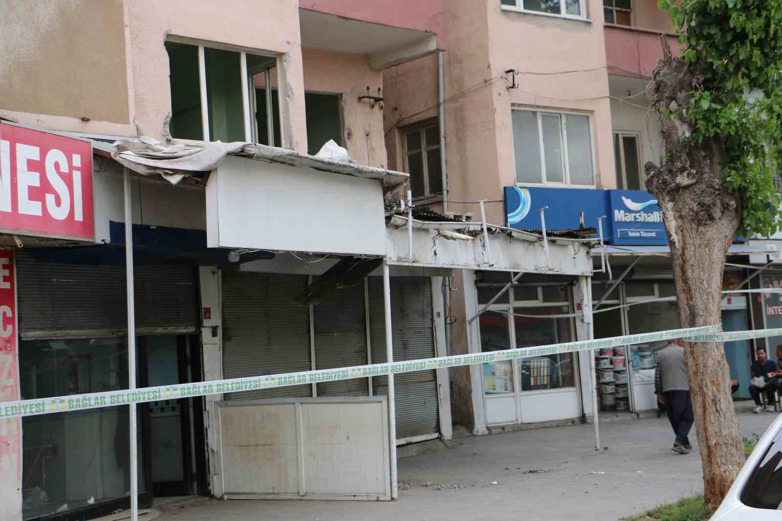 Diyarbakır’da ağır hasarlı apartman tehlike saçıyor