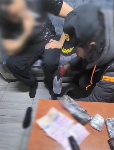 Yabancı uyruklu şahsın ayakkabısından uyuşturucu çıktı