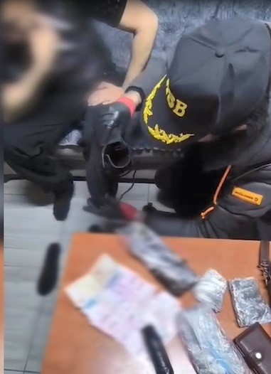 Yabancı uyruklu şahsın ayakkabısından uyuşturucu çıktı