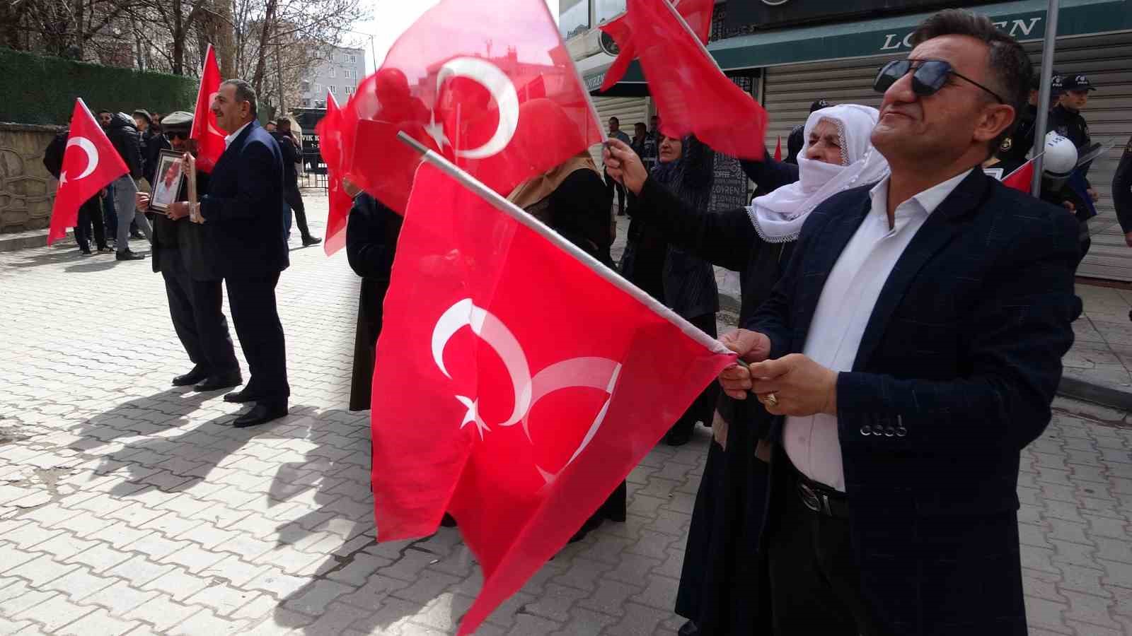 Vanlı annelerin evlat nöbeti 99’uncu haftasında