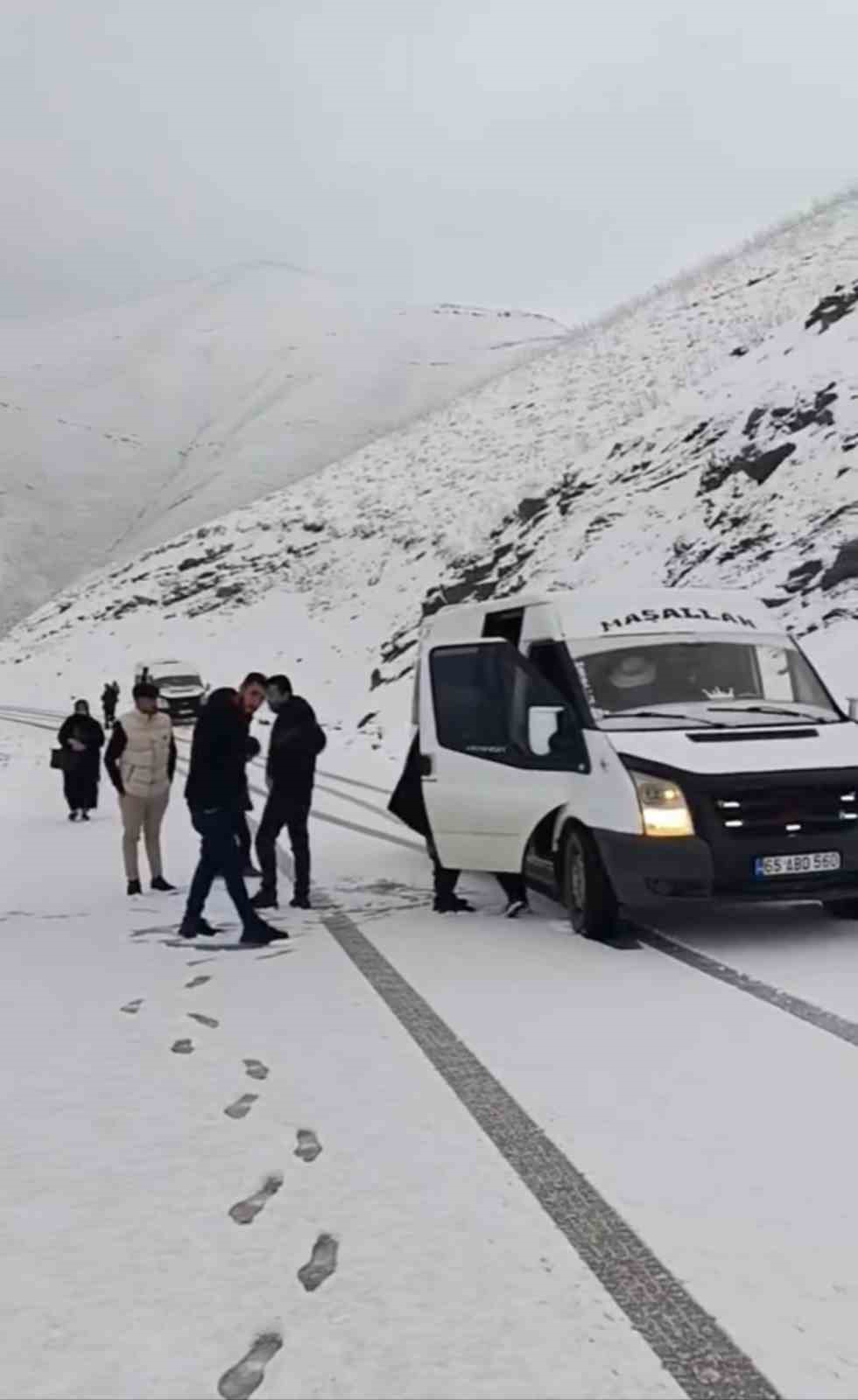 Hakkari’de iki minibüs karla kaplı yolda mahsur kaldı