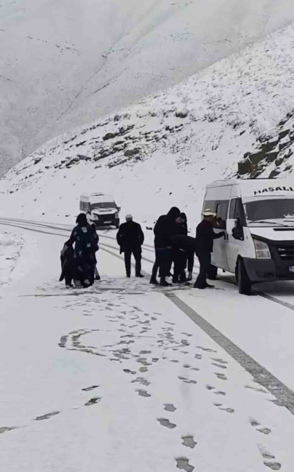 Hakkari’de iki minibüs karla kaplı yolda mahsur kaldı