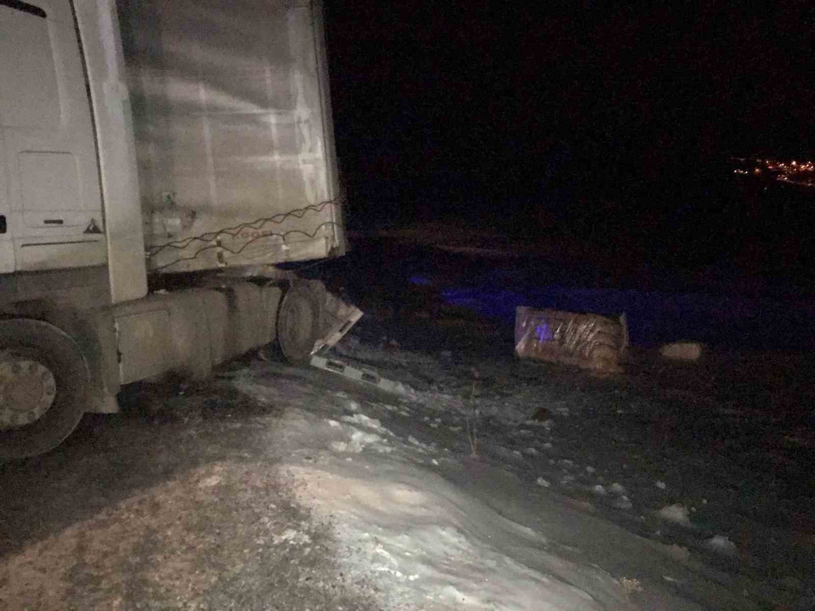 Ilgar Dağı’nda buzlanmadan kayan tır, yolu kapattı