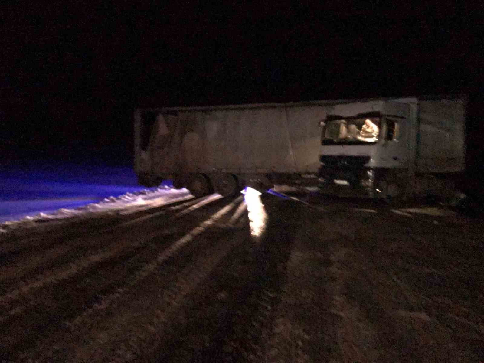 Ilgar Dağı’nda buzlanmadan kayan tır, yolu kapattı