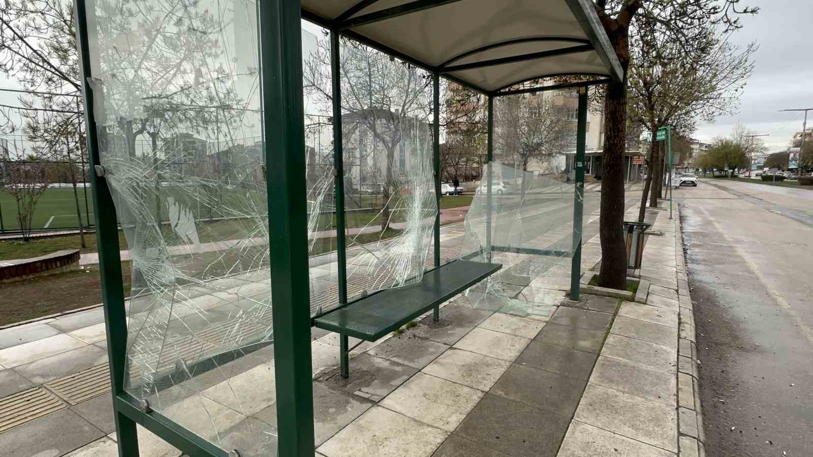 Elazığ’da otobüs durağının camlarını kıran şüpheliler kamerada