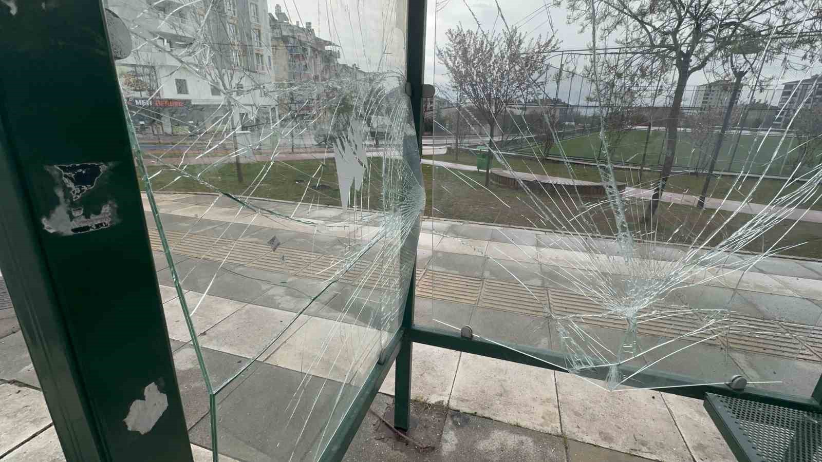 Elazığ’da otobüs durağının camlarını kıran şüpheliler kamerada