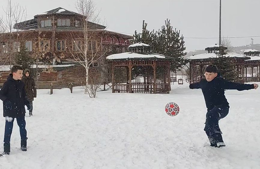 Çocuklar karın tadını kar topu ve futbol oynayarak çıkardı