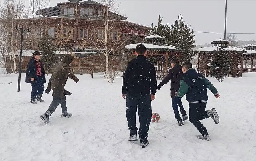 Çocuklar karın tadını kar topu ve futbol oynayarak çıkardı