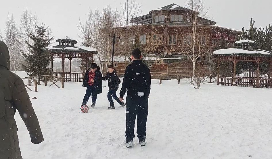 Çocuklar karın tadını kar topu ve futbol oynayarak çıkardı