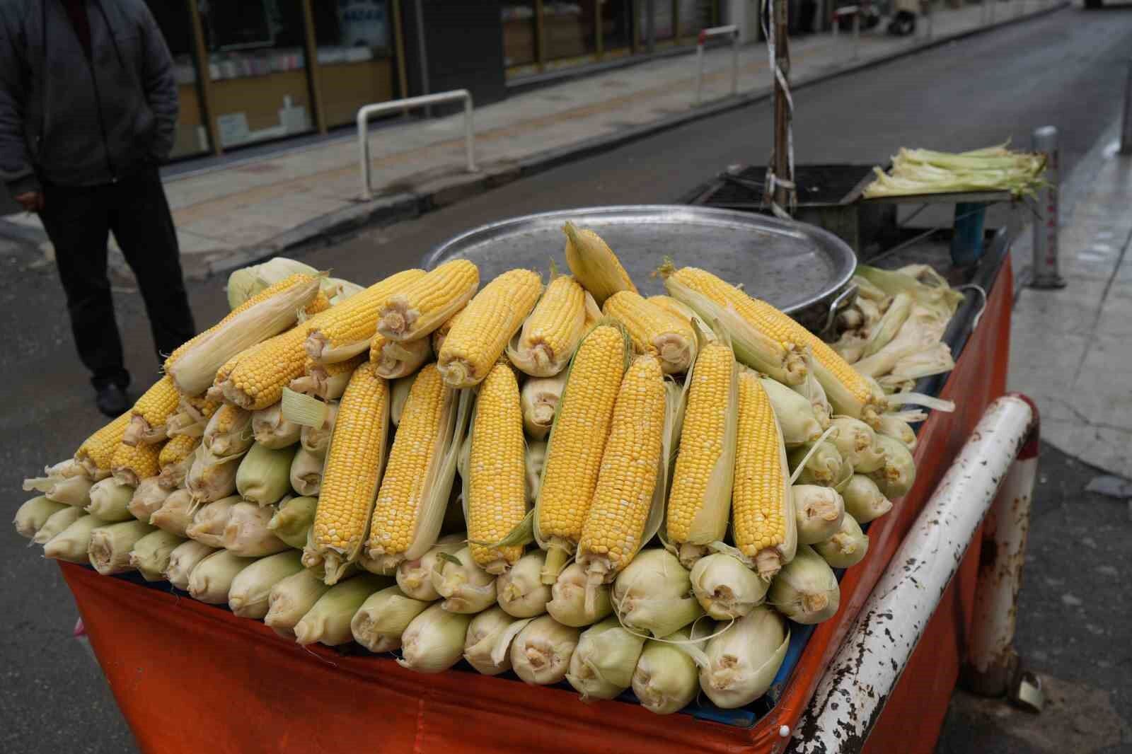 Erkenci süt mısır tezgahta: Közde 60, haşlamada 50 TL