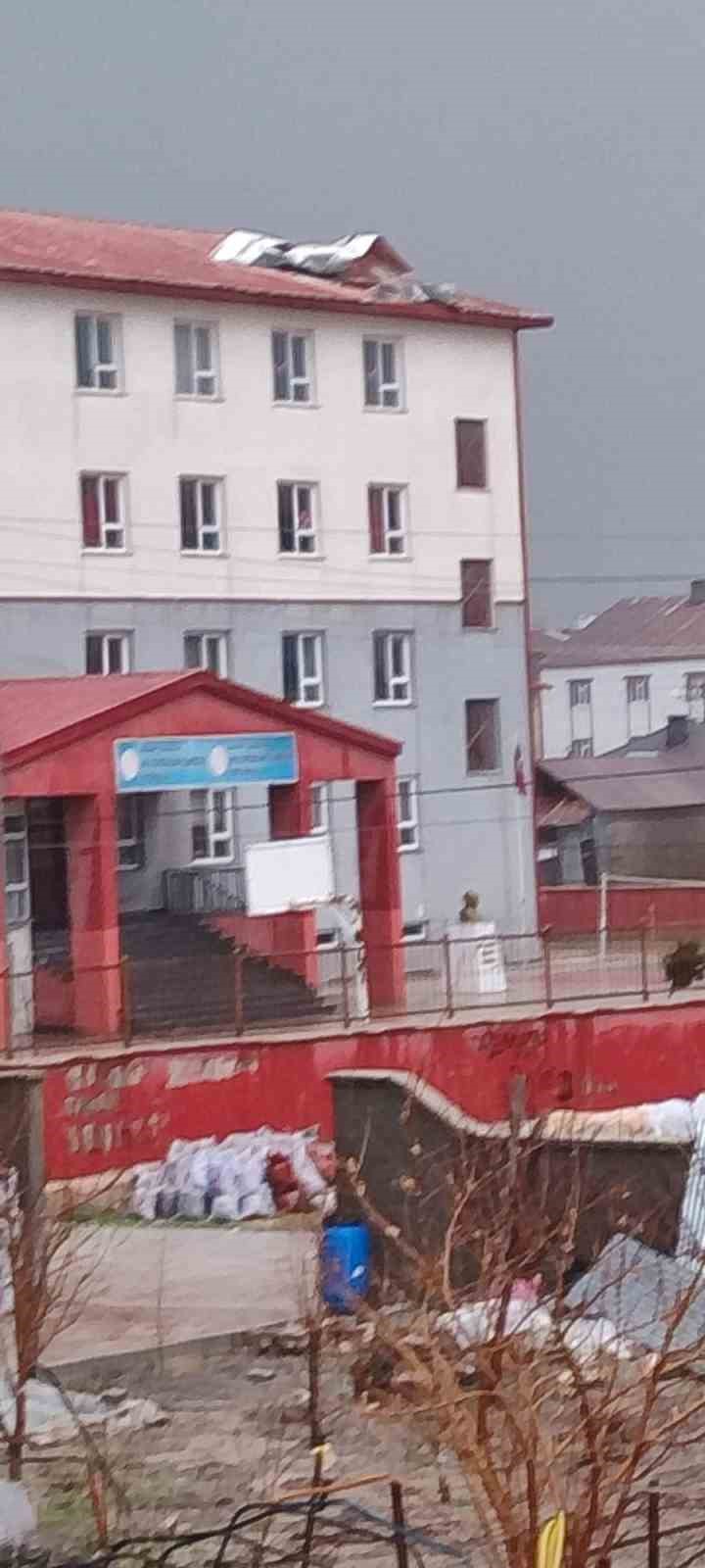 Yüksekova’da fırtına okulun çatısını uçurdu