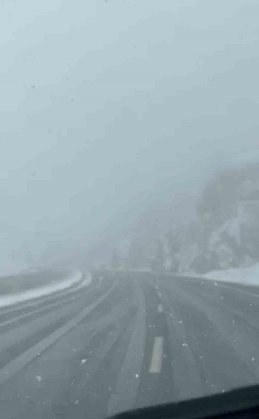 Yüksekova-Van karayolunda yoğun kar yağışı
