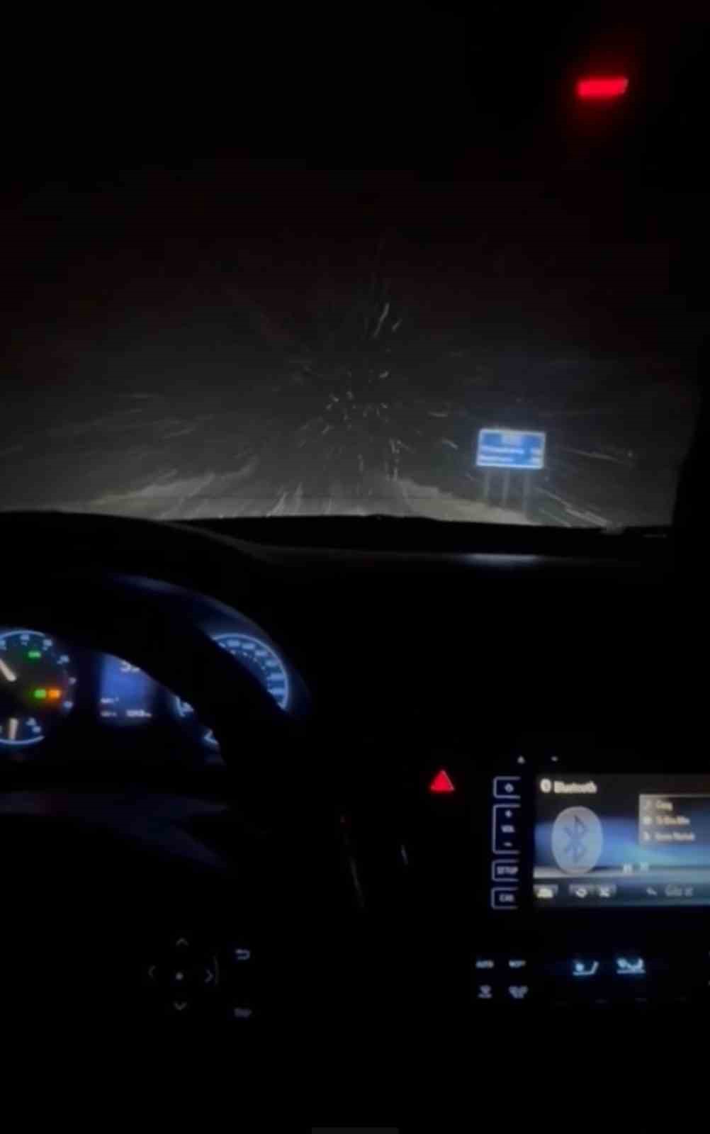 Yüksekova-Van karayolunda yoğun kar yağışı