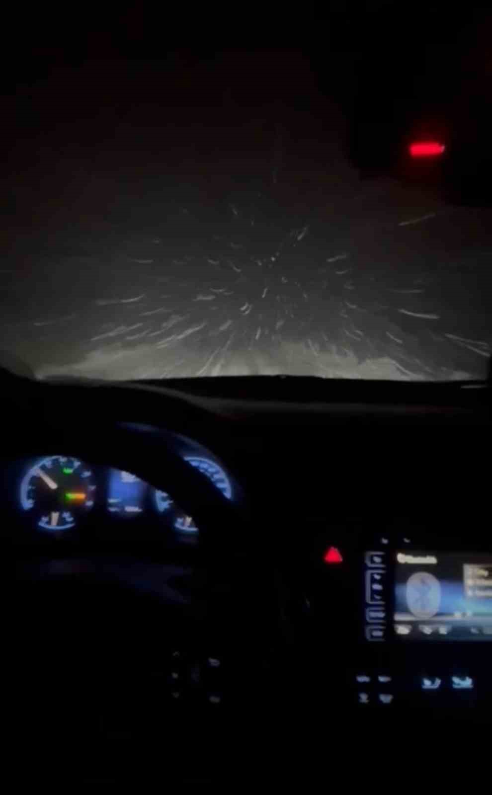 Yüksekova-Van karayolunda yoğun kar yağışı