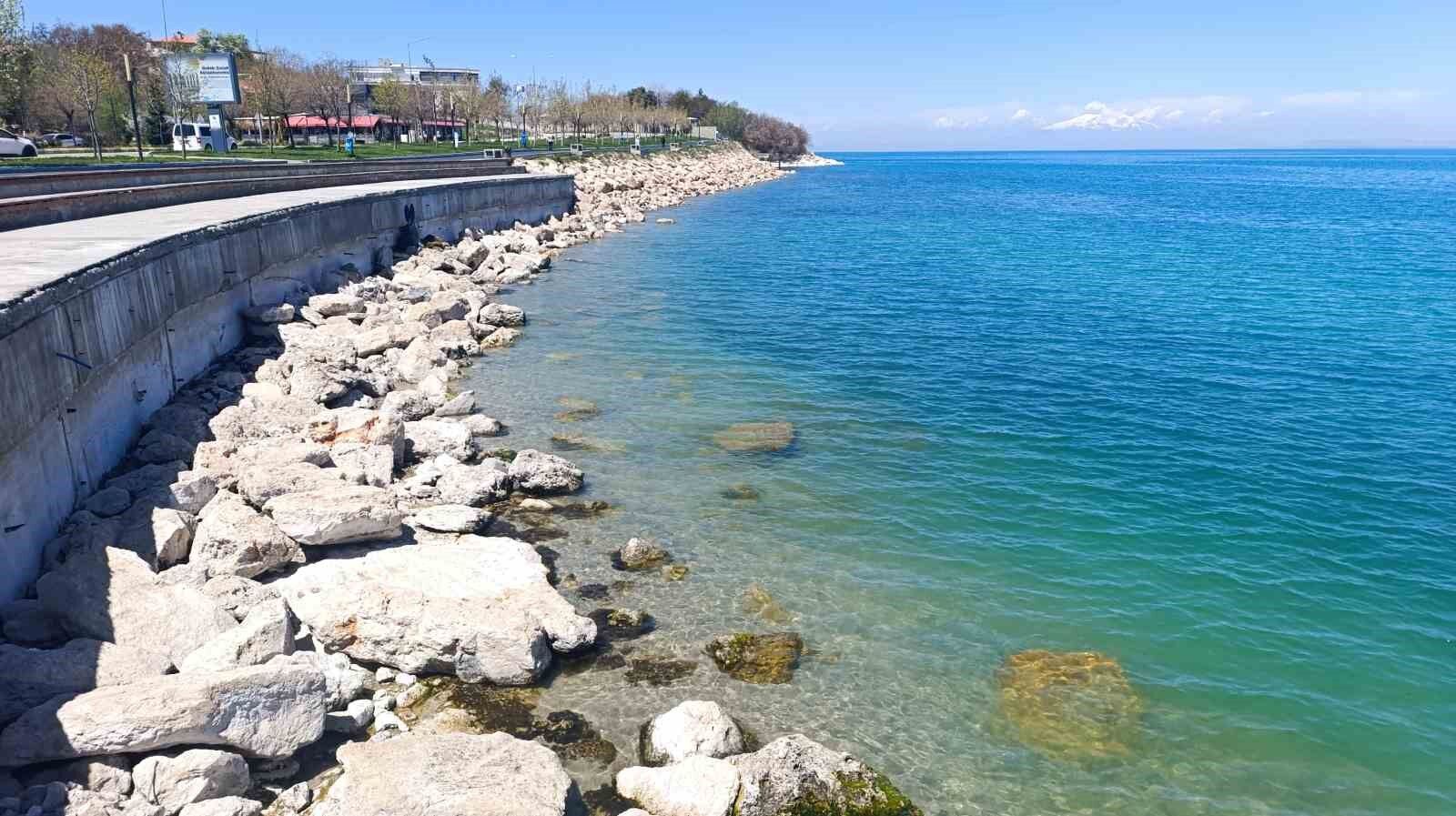 Nisan yağmurları yeterli olmadı: Van Gölü’nde çekilme sürüyor