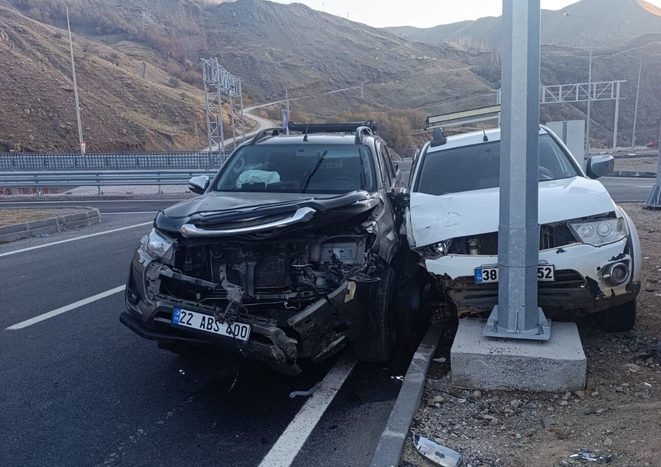 Yüksekova-Van karayolunda kaza: 3 yaralı