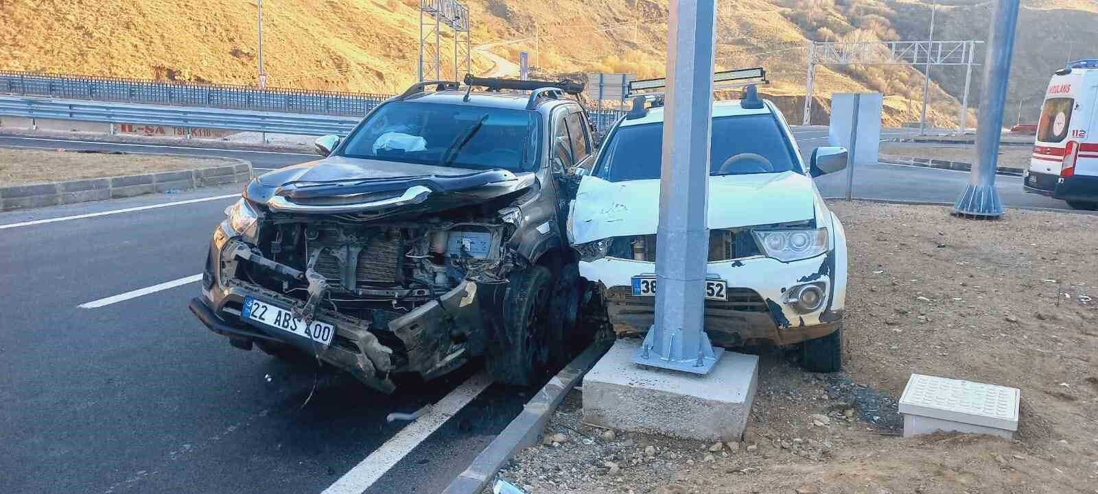 Yüksekova-Van karayolunda kaza: 3 yaralı