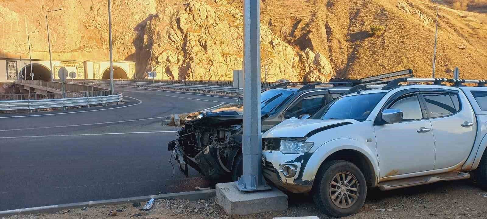 Yüksekova-Van karayolunda kaza: 3 yaralı