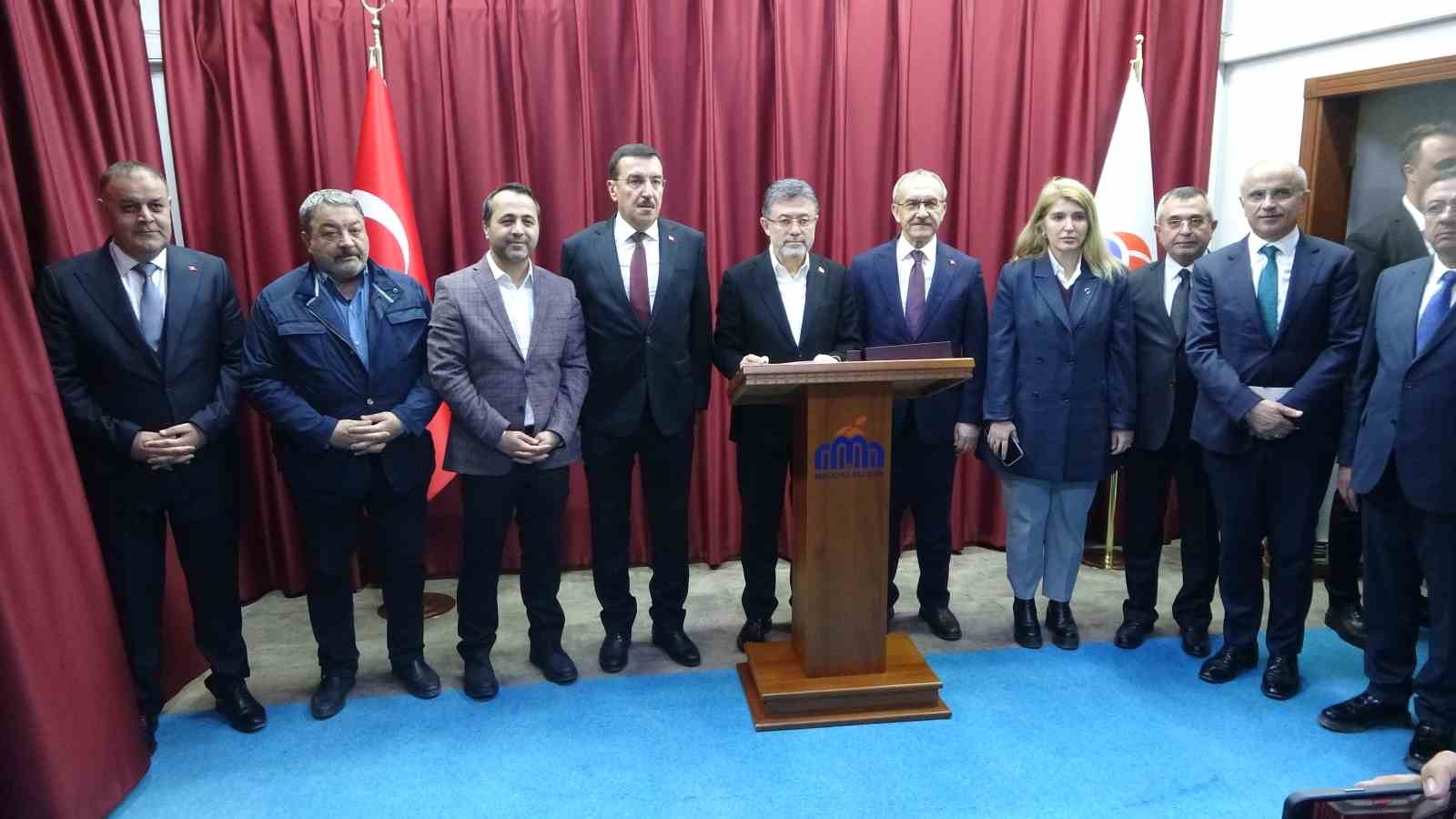 Bakan Yumaklı, zirai donun vurduğu Malatya’da incelemelerde bulundu