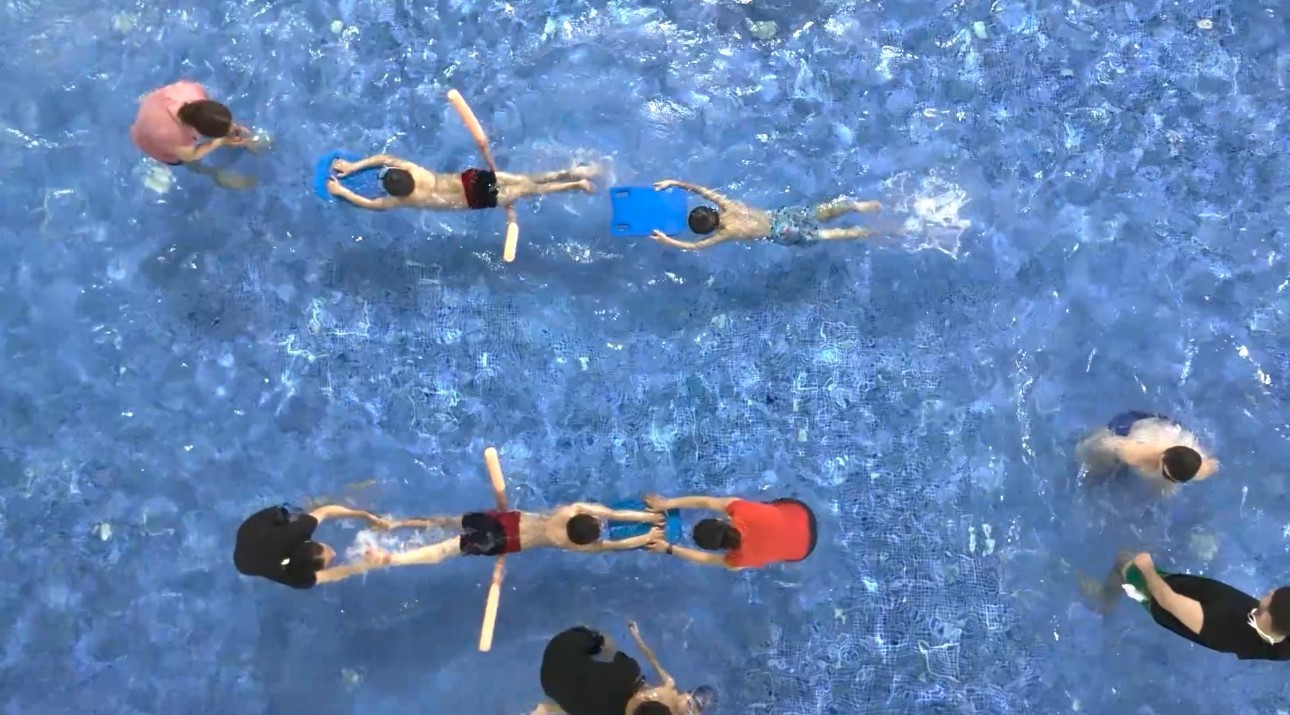 Engellerini suya bırakan bireyler yüzme ile hayata tutunuyor