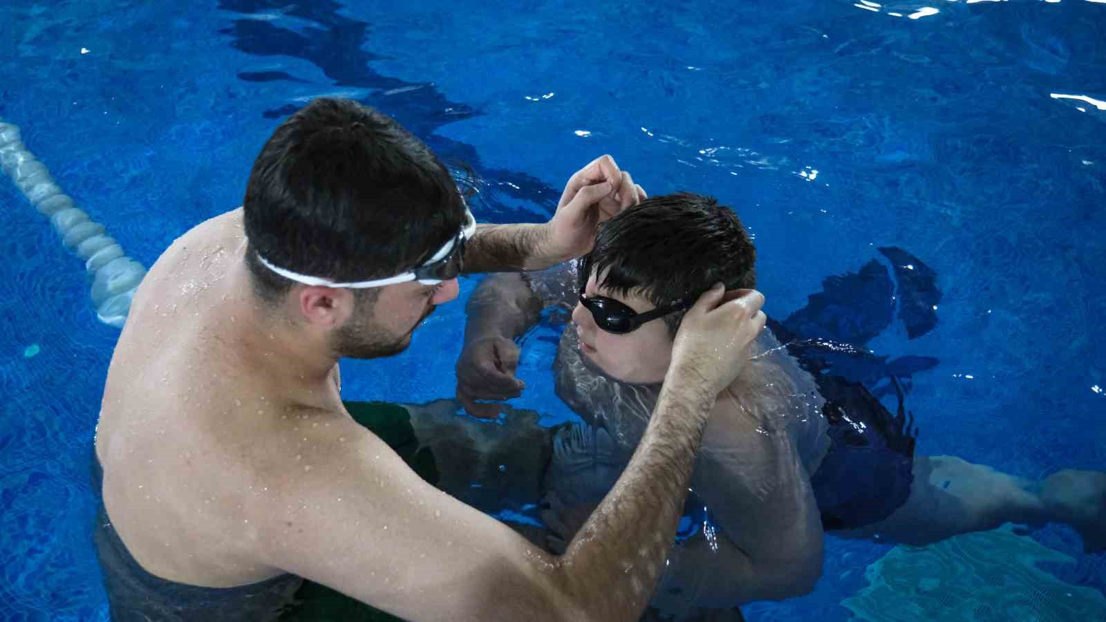 Engellerini suya bırakan bireyler yüzme ile hayata tutunuyor