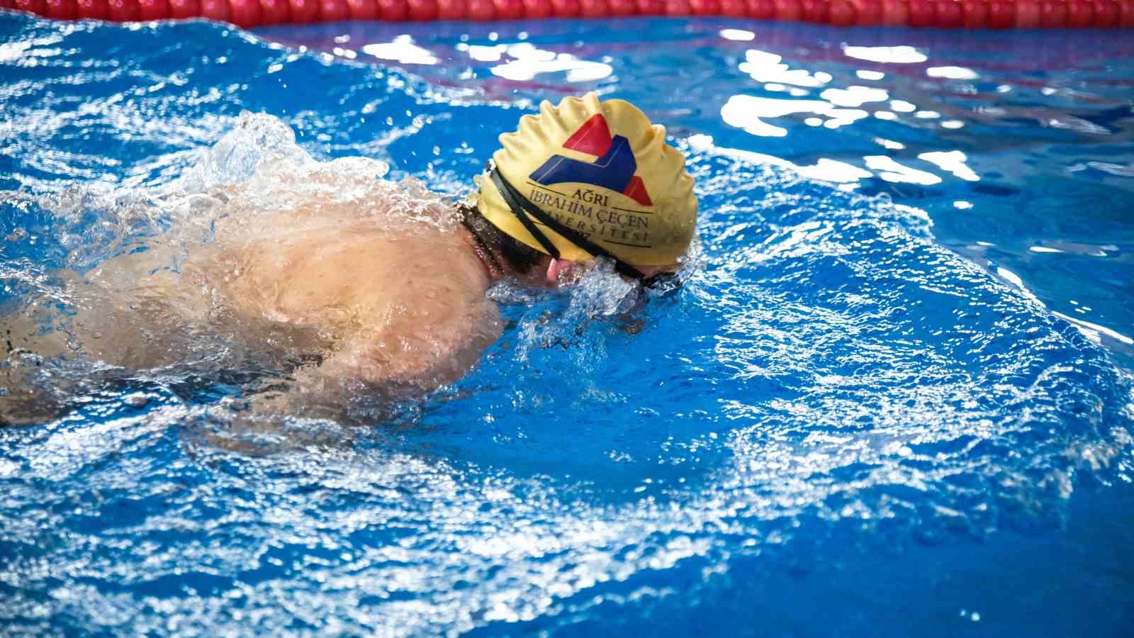 Engellerini suya bırakan bireyler yüzme ile hayata tutunuyor