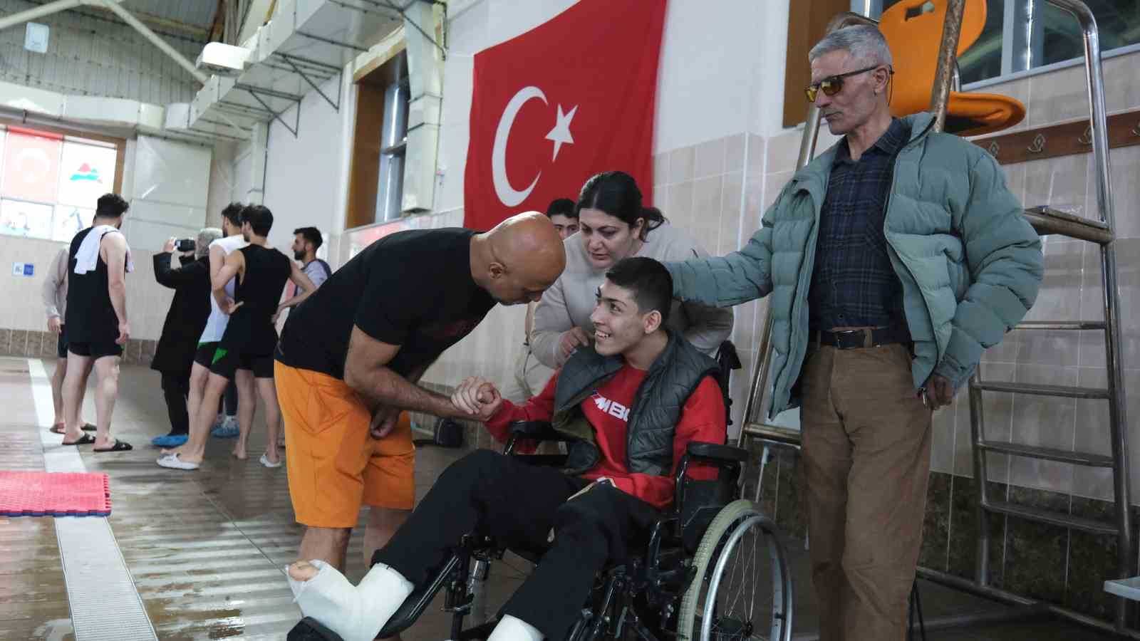 Engellerini suya bırakan bireyler yüzme ile hayata tutunuyor