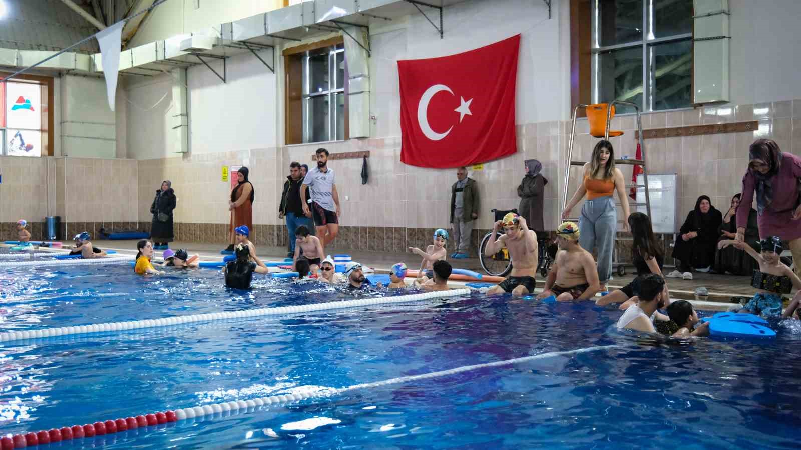 Engellerini suya bırakan bireyler yüzme ile hayata tutunuyor