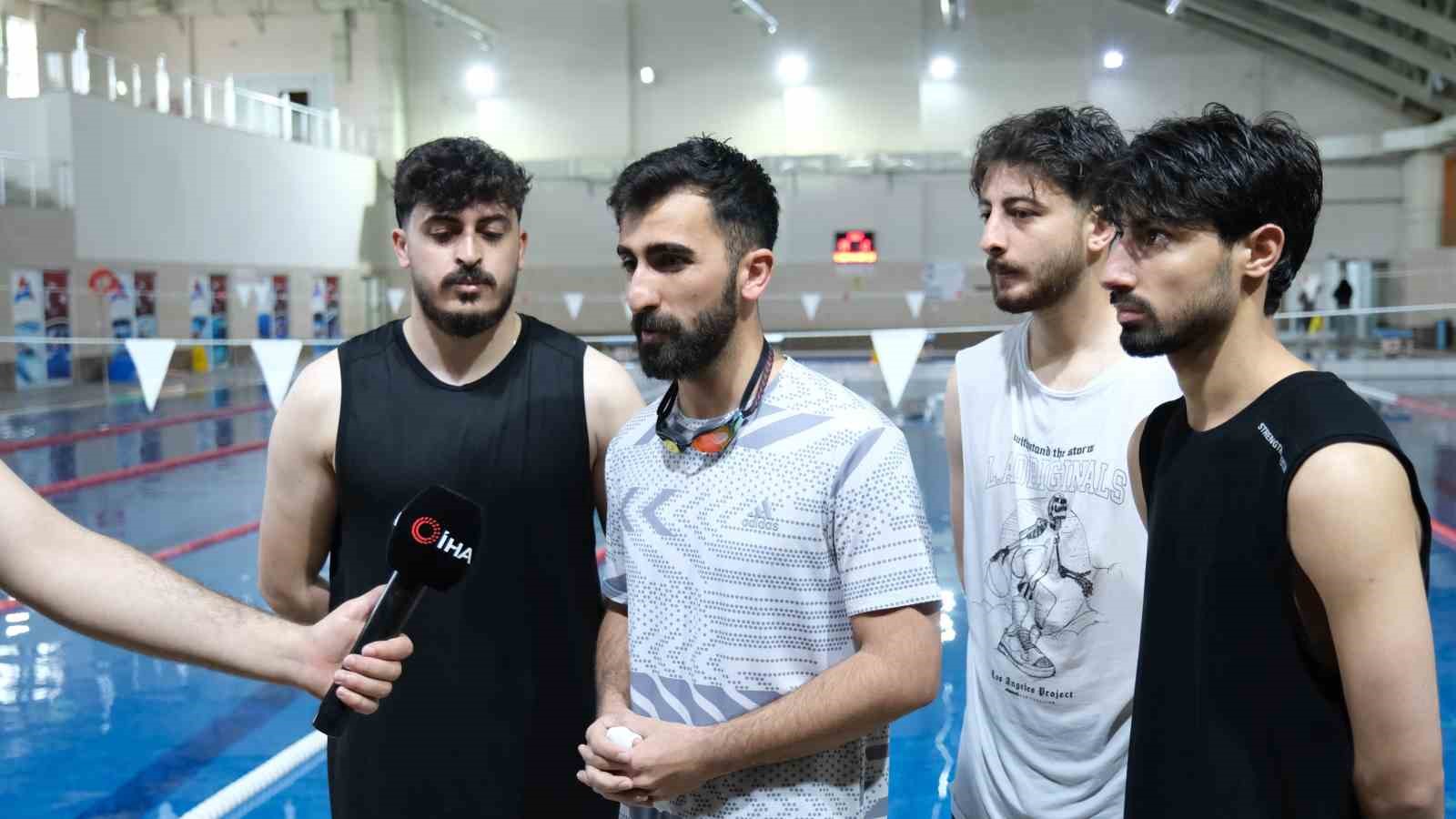 Engellerini suya bırakan bireyler yüzme ile hayata tutunuyor