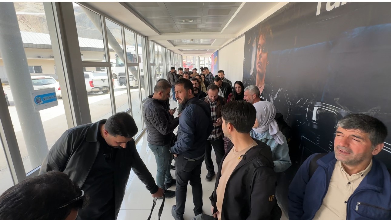 İranlılar Esendere Gümrük Kapısı’nda yoğunluk oluşturdu