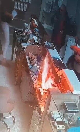 Telefon bataryası bomba gibi patladı, panik anı kamerada