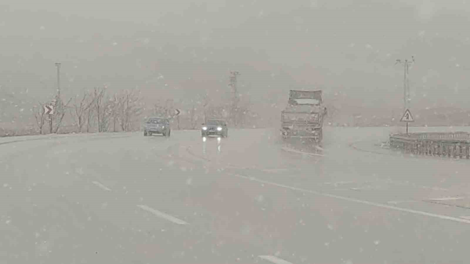 Van’da Nisan karı yağmaya devam ediyor